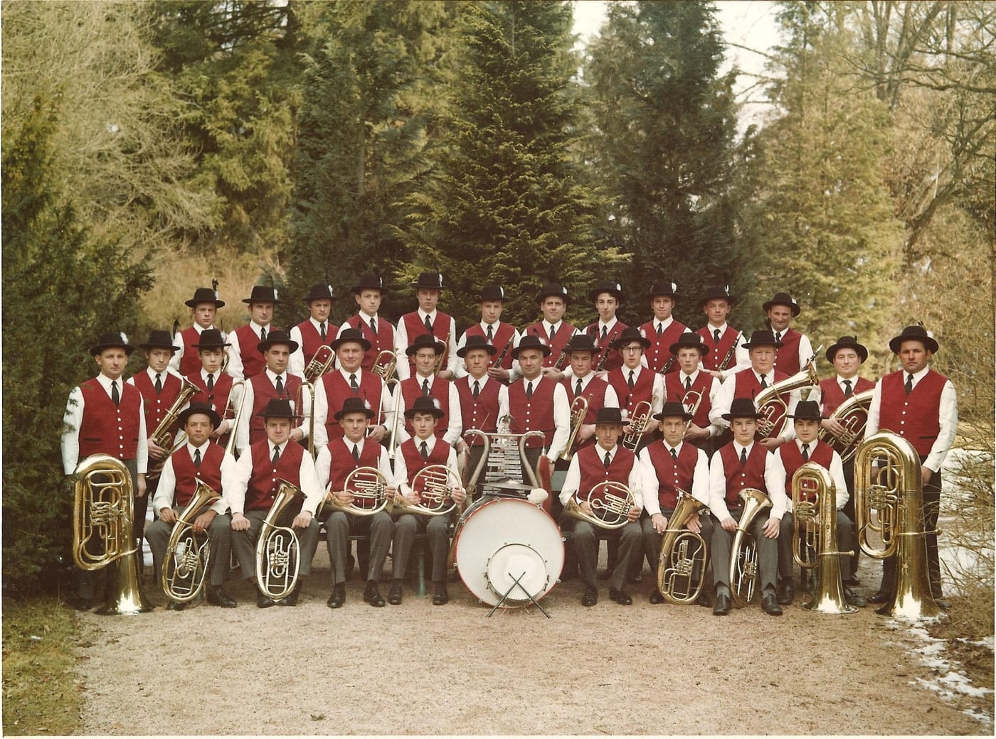 Die Musikkapelle Neudingen im Jahr 1971, in Tracht vor Tannen aufgestellt